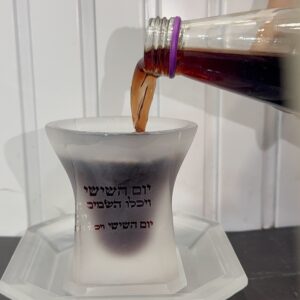 כוס קידוש חלבית ״יום השישי״ בלי רגל מרובעת